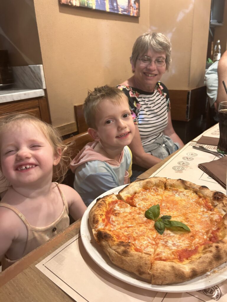 Kids eating pizza