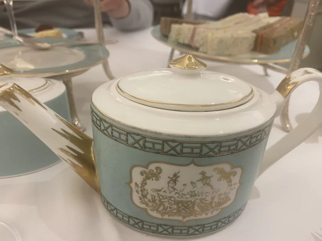 Tea pot that is baby blue and white