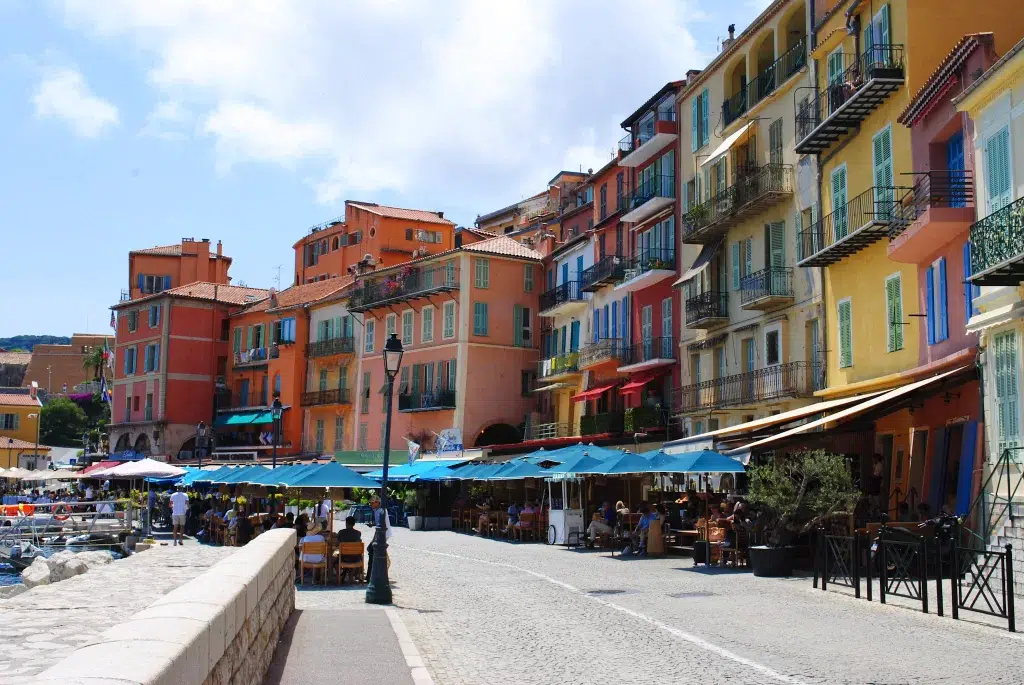 Seawall Villfranche Sur Mer.  Parking Villefranche sur mer