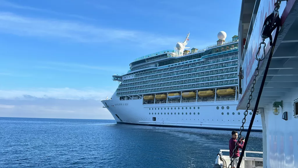 Large cruise ship: Navigator of the seas.