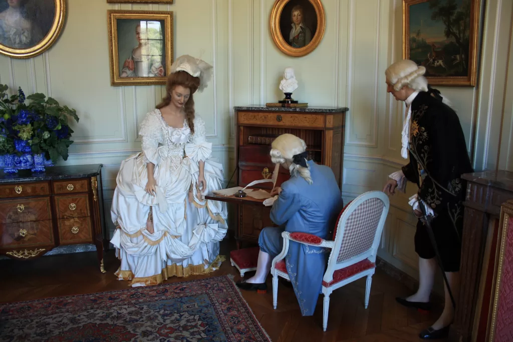 animatronics dressed in period costumes at the Château de Breteuil