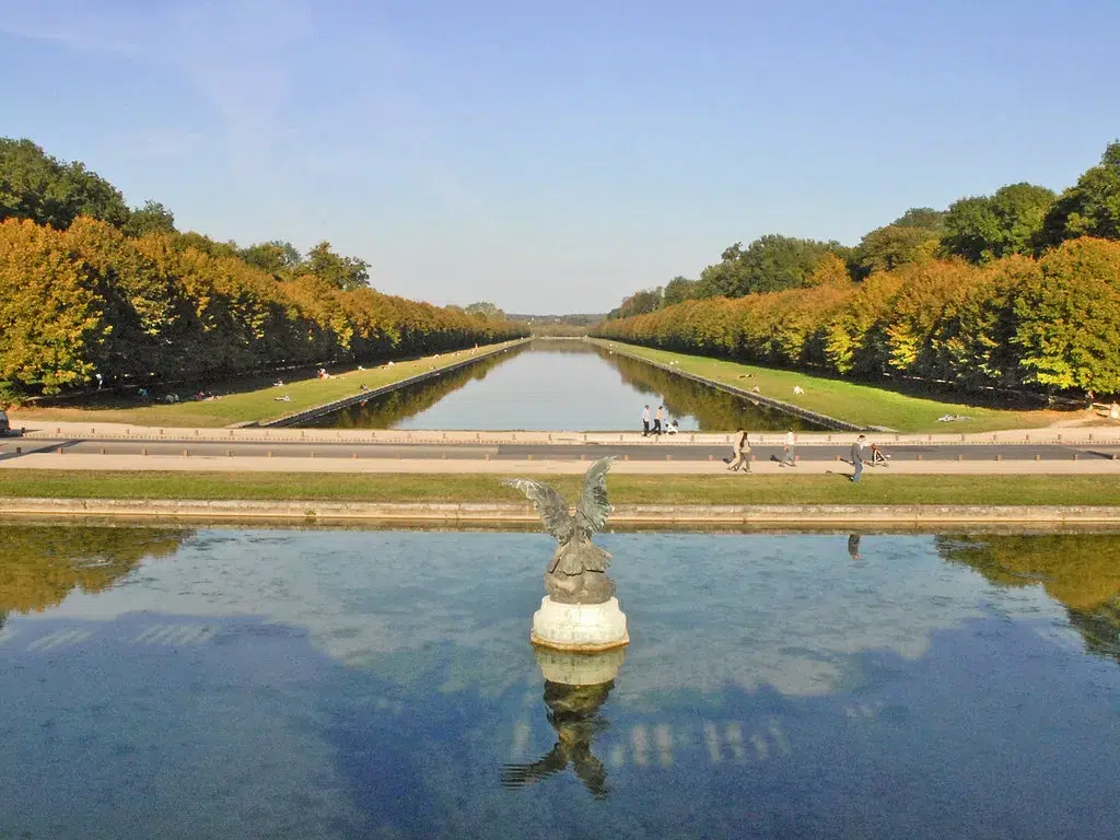 Large water basin at the chateau  Fontainebleau.  statue in the middle of the water for a post on the best day trips from paris with kids 